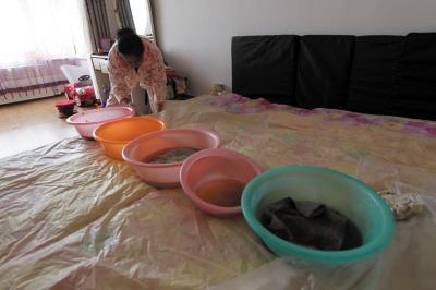 平昌楼上漏水，住户失联，小区没物管，业主维权难！律师来支招……